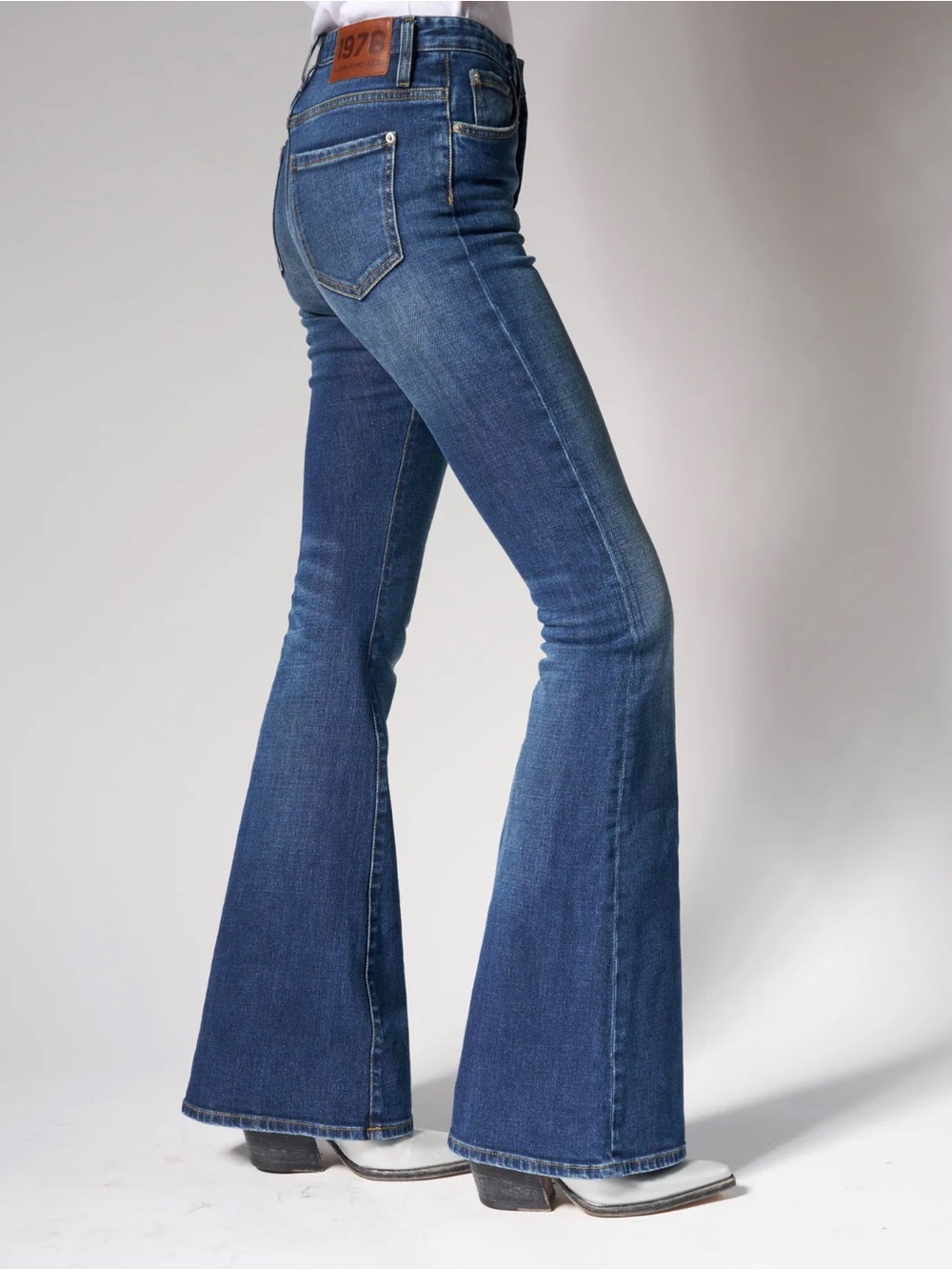 ALESSANDRO VASINI • CAROLE BELL BOTTOM JEANS IN CLASSIC INDIGO 26 flare